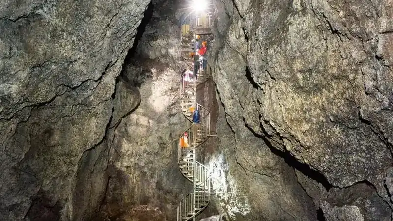Vatnshellir Lava Cave
