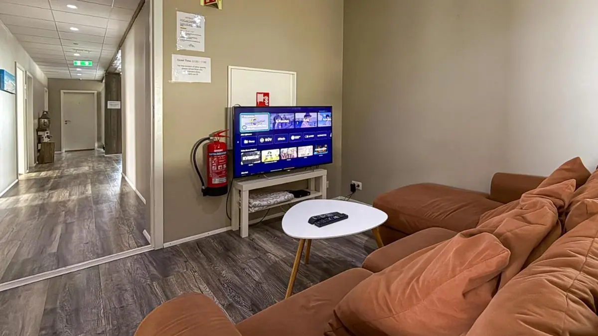 Shared lounge with sofas and TV at Við Hafið Oceanfront Guesthouse